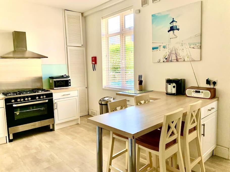 Tidesreach Filey, Sleeps 13, Close To Beach ภายนอก รูปภาพ