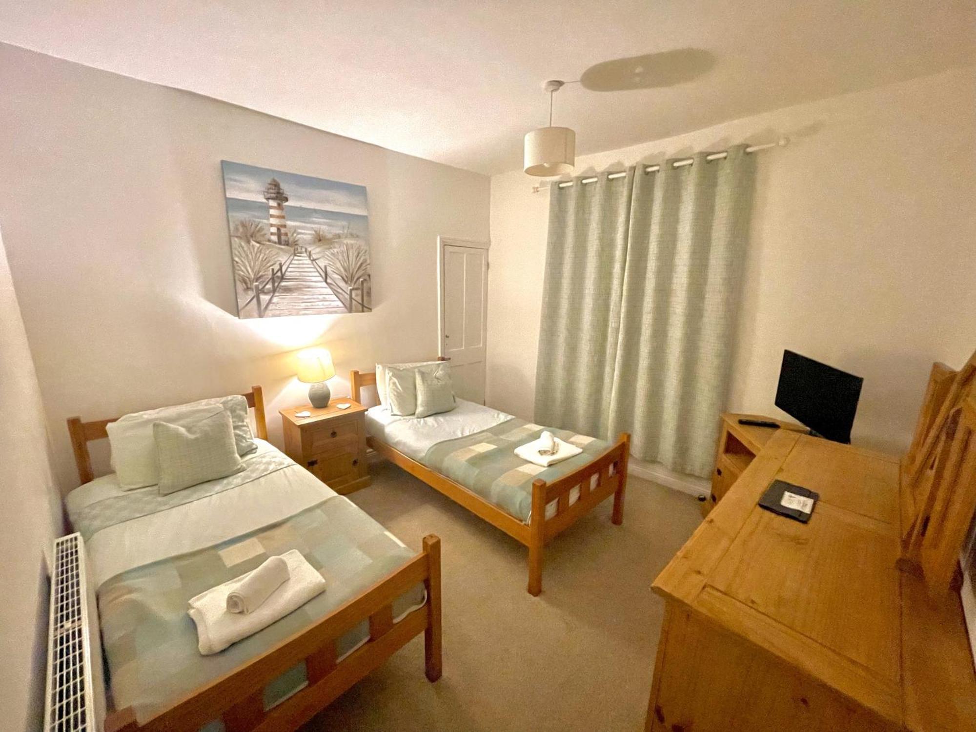 Tidesreach Filey, Sleeps 13, Close To Beach ภายนอก รูปภาพ
